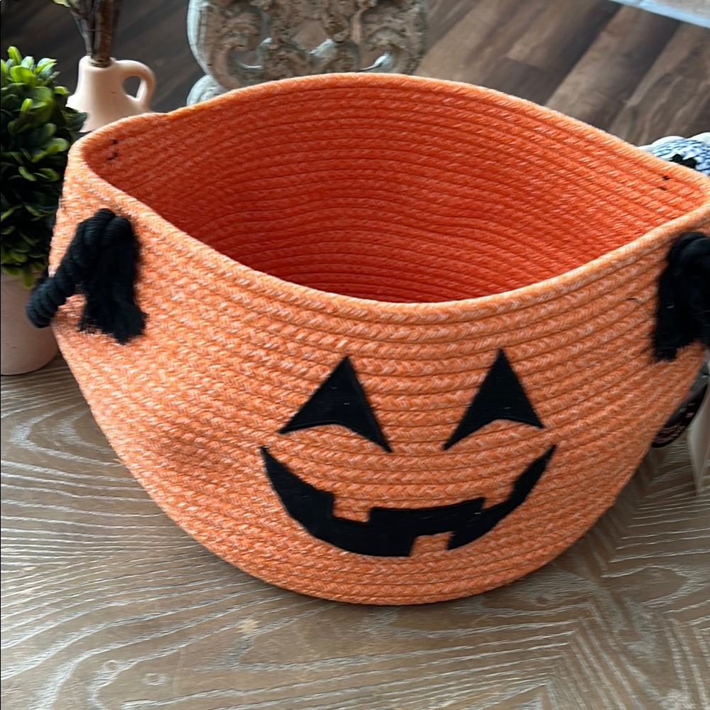 NEW! Classic Halloween Woven Pumpkin Jack-O-Lantern Basket with handles - Picture 9 of 9